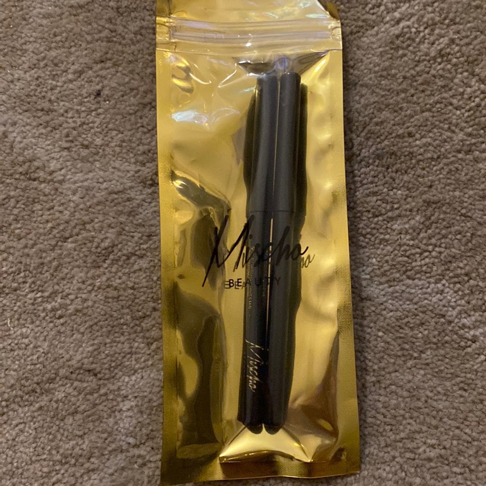 NEW LIP LINER